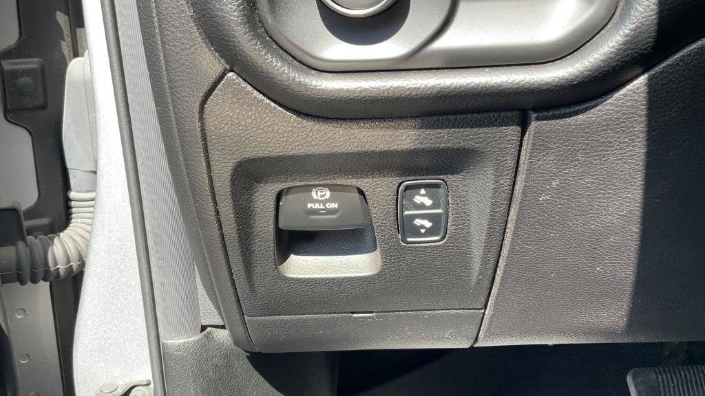 2020 RAM 1500 Big Horn Crew Cab 4x4 5'7" Box